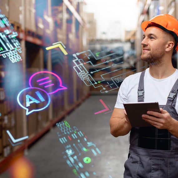Ein Lagerarbeiter mit weißem Shirt, grauer Latzhose und orangefarbenem Schutzhelm hält ein Tablet in der Hand, schaut nach oben und lächelt. Digitale KI-Grafiken überlagern die Szene – sie symbolisieren den Einsatz von Künstlicher Intelligenz in der Logistik oder Lagerverwaltung. 