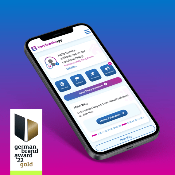 Ein Smartphone, das die Benutzeroberfläche der berufswahlapp zeigt. Im Vordergrund sind interaktive Funktionen der App zu sehen. Links unten ist das Logo des German Brand Award 2022 in Gold abgebildet. | Digitalagentur SUNZINET
