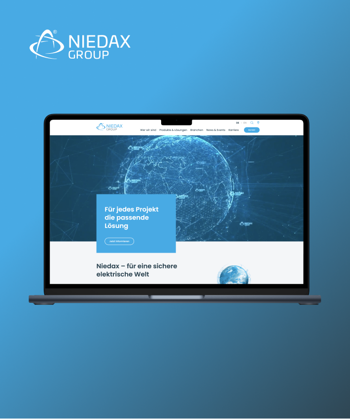 Letztes Projekt von Niedax. Ein Laptop auf dem die Niedax Website geöffnet ist, auf blauem Hintergrund.