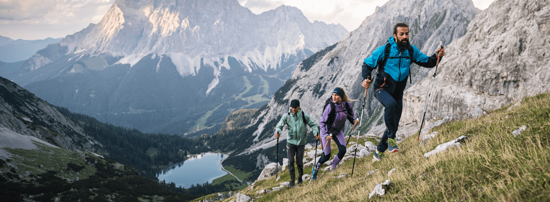 Menschen in Schöffelbekleidung beim Bergsteigen als Symbolbild für Schöffel