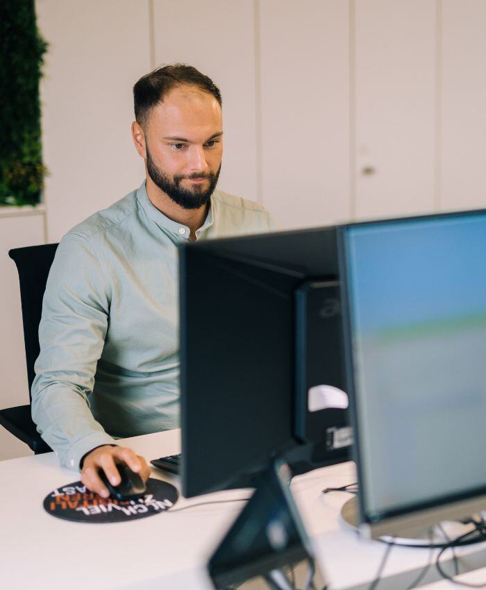 Person arbeitet an Computer als Zeichen für MVP Entwicklung mit Salesforce