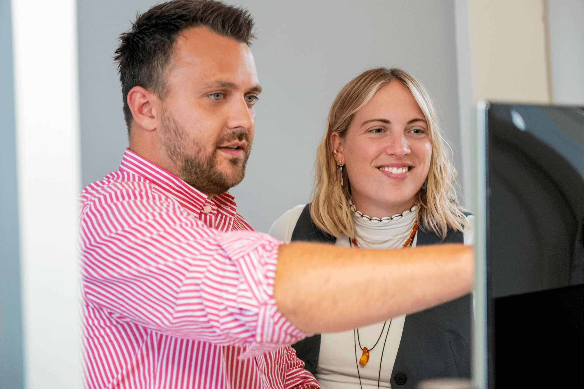Kreativteam bei der Überprüfung einer Kampagne am Bildschirm während einer gemeinsamen Arbeitssitzung | social-media-marketing strategien SUNZINET