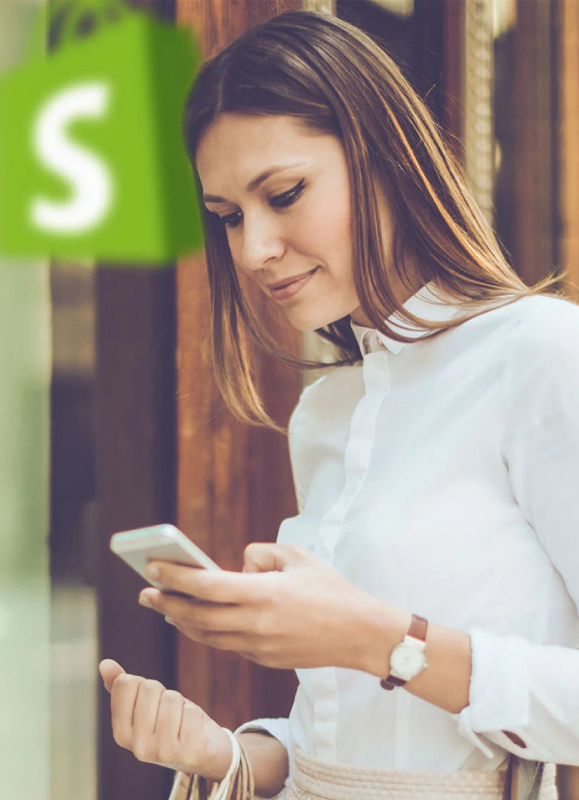 Frau, die auf ihr Handy schaut, mit SHopify Logo im Hintergrund | Integration von KI-Funktionen mit SUNZINET