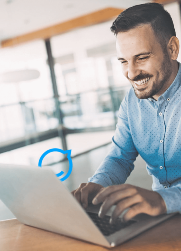 Mann, der an Laptop arbeitet, mit Staffbase Logo | Integration von KI-Funktionen mit SUNZINET