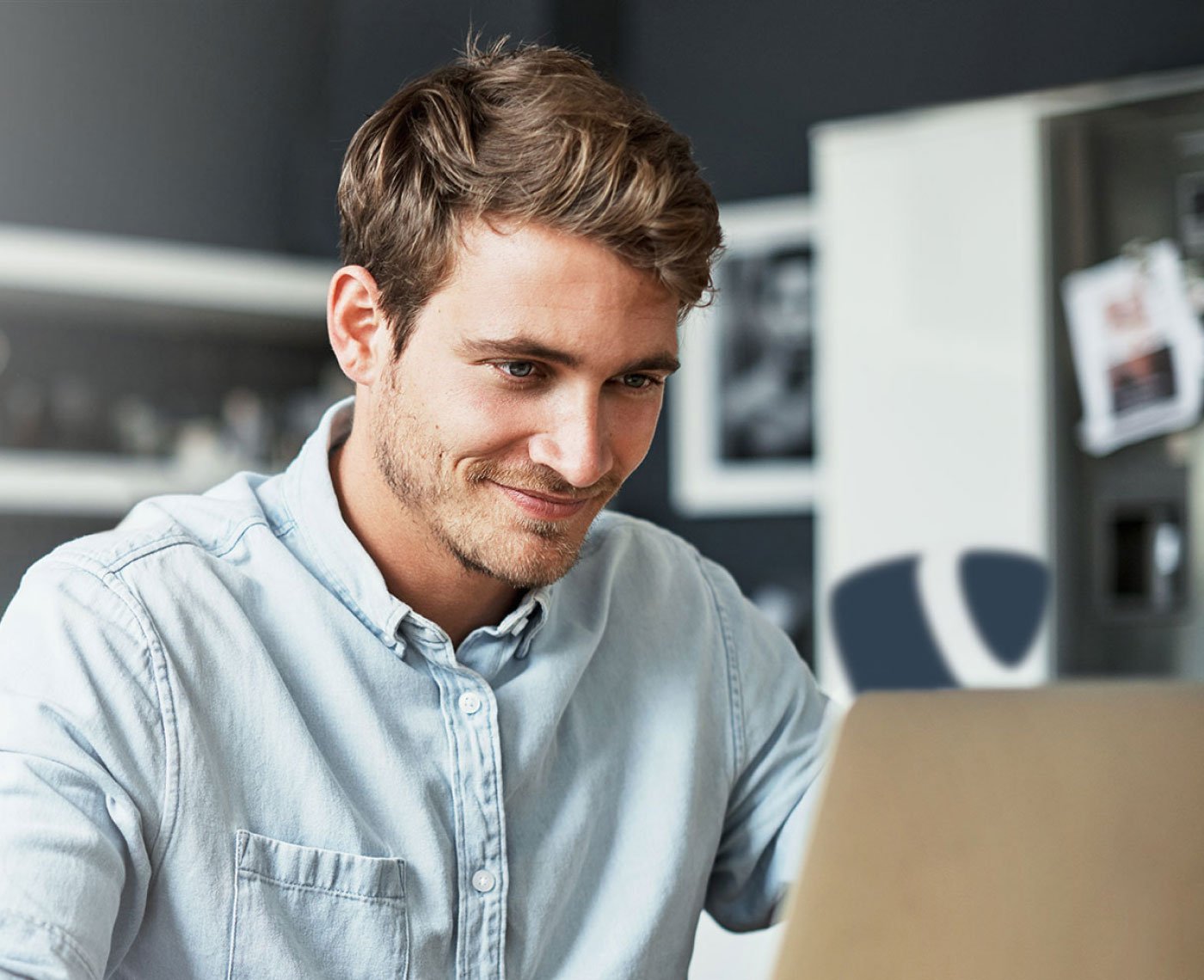 TYPO3 Agentur Entwickler am Laptop