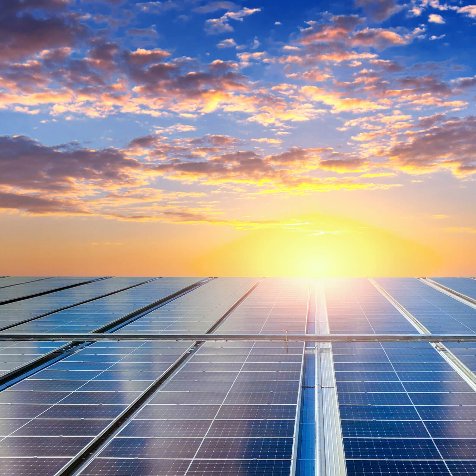 Image of Solar pannels with blue sky with vlouds and setting sun - to represent sustainability - Digital Agentur SUNZINETto represent sustainability - GEO Agency SUNZINET