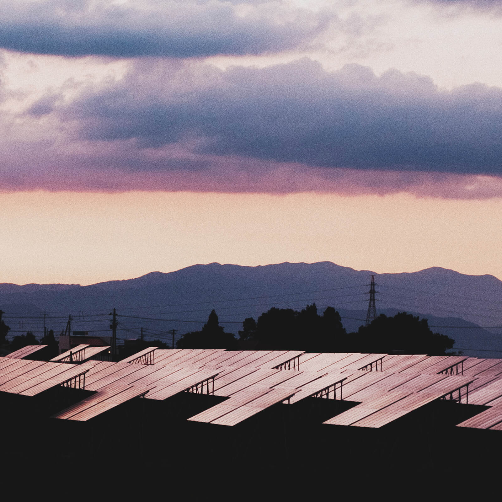 Bild von Solarpanels vor einer bergigen Landschaft – steht symbolisch für Nachhaltigkeit – Branding Agentur SUNZINET