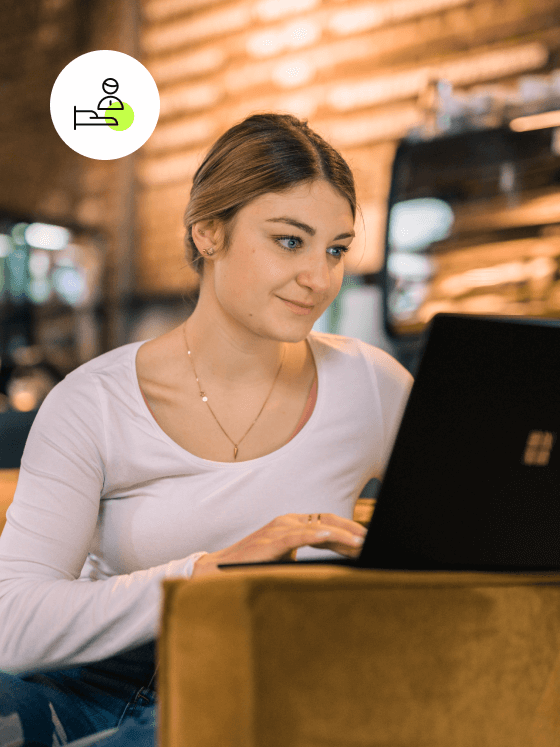 Frau arbeitet lächelnd am Computer - E-Commerce Agentur SUNZINET