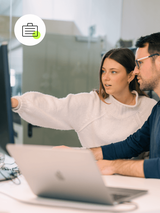 Zwei Personen diskutieren etwas am Computer - E-Commerce Agentur SUNZINET