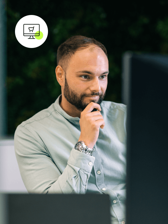 Man working focused at a screen as symbol for B2C Online Shops
