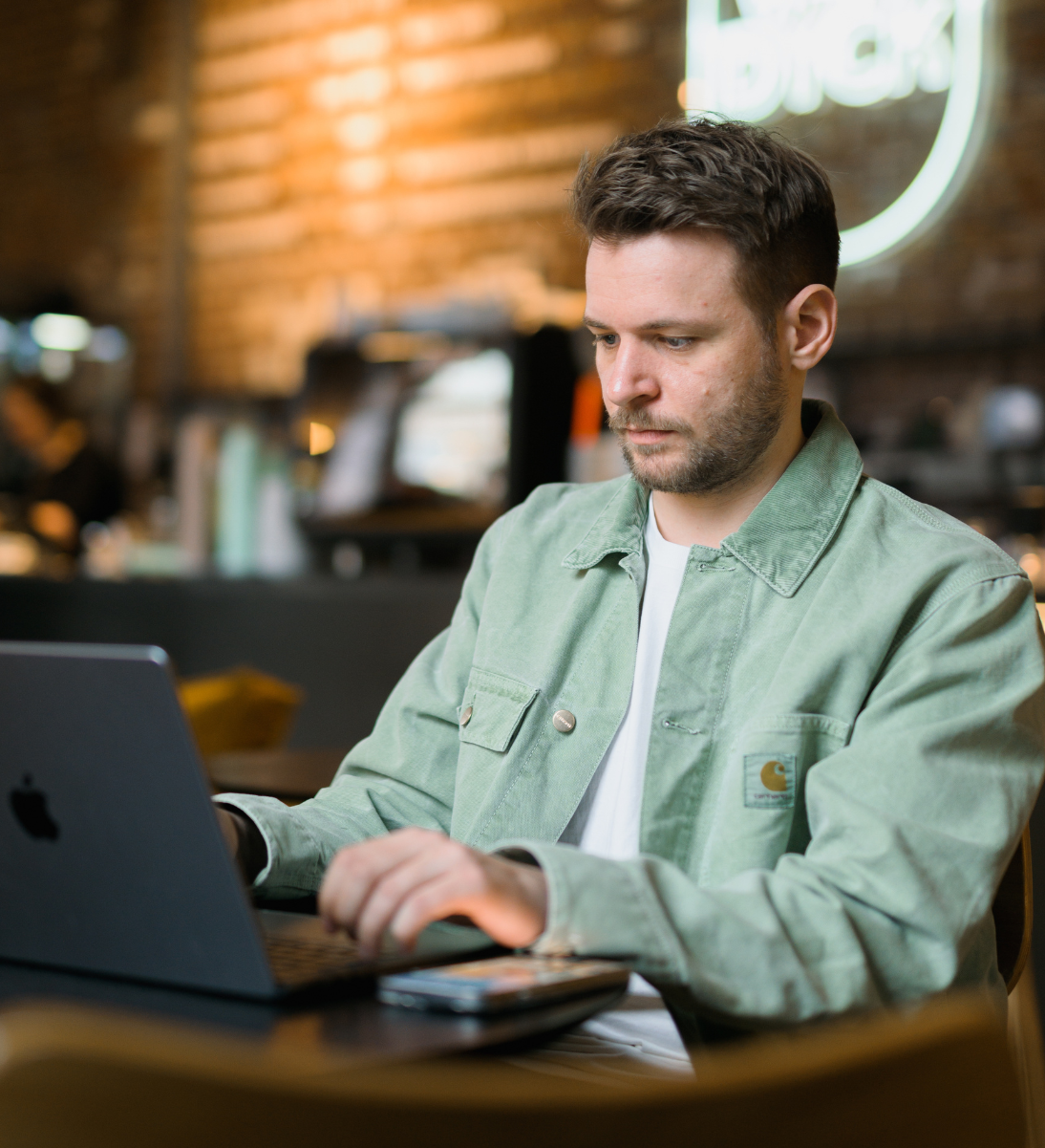 Mann sitzt vor seinem Computer und arbeitet