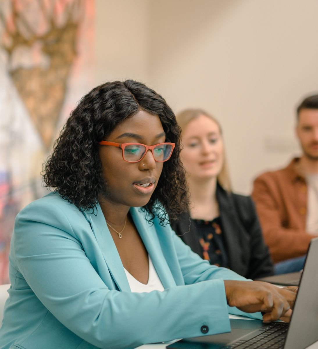 SEO-Agentur Frau sitzt vor ihrem Laptop und zeigt was