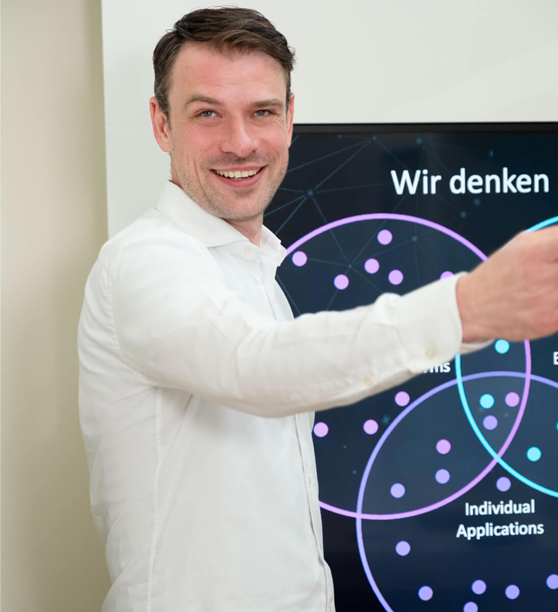 E-Commerce Beratung Header | Mitarbeiter erklärt etwas vor einem Bildschirm