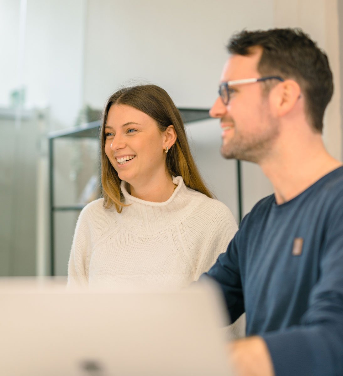 Dwoje ludzi, którzy widzą coś i śmieją się