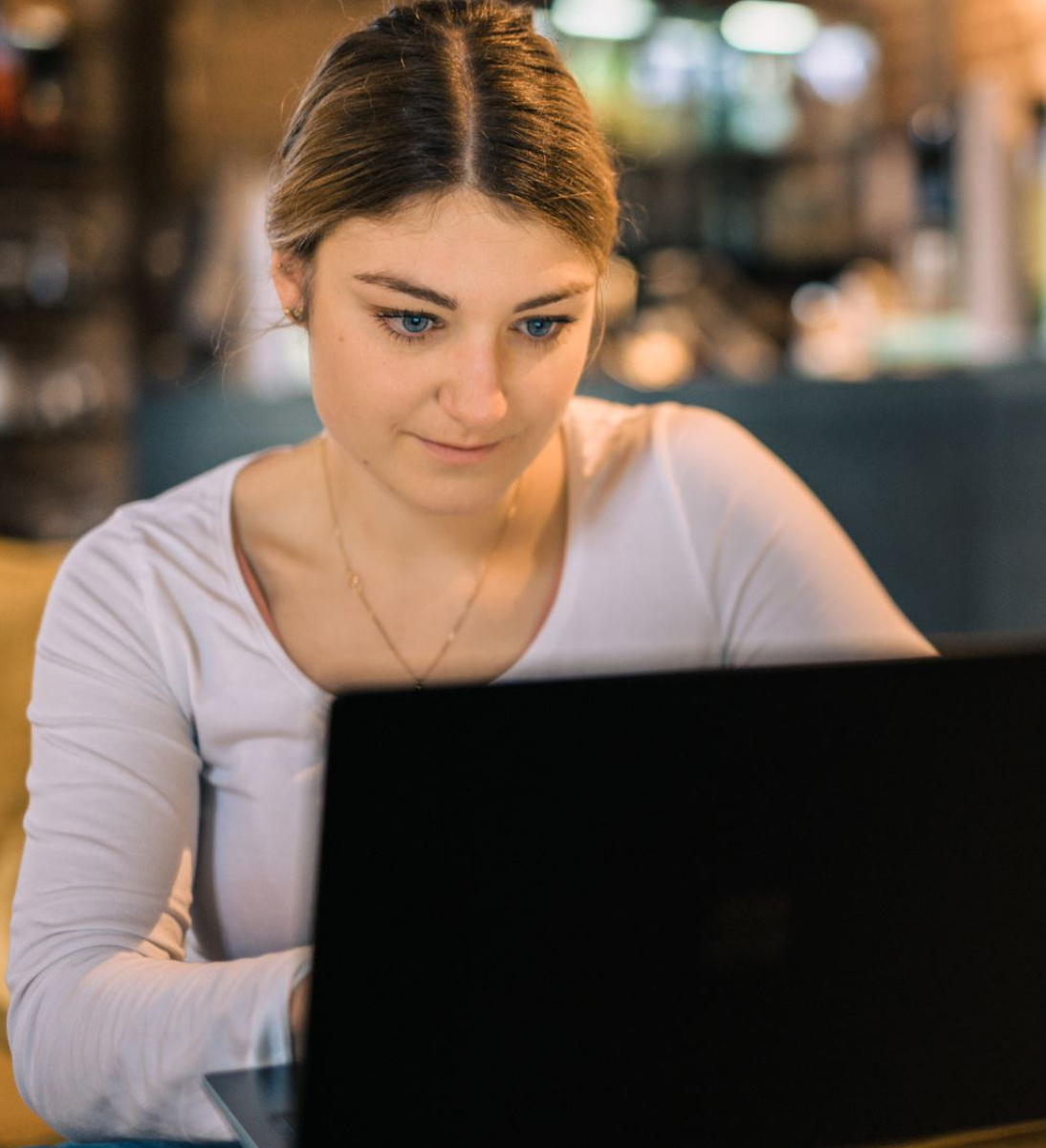 marketing automation agentur - Frau sitzt und schaut auf den Laptop