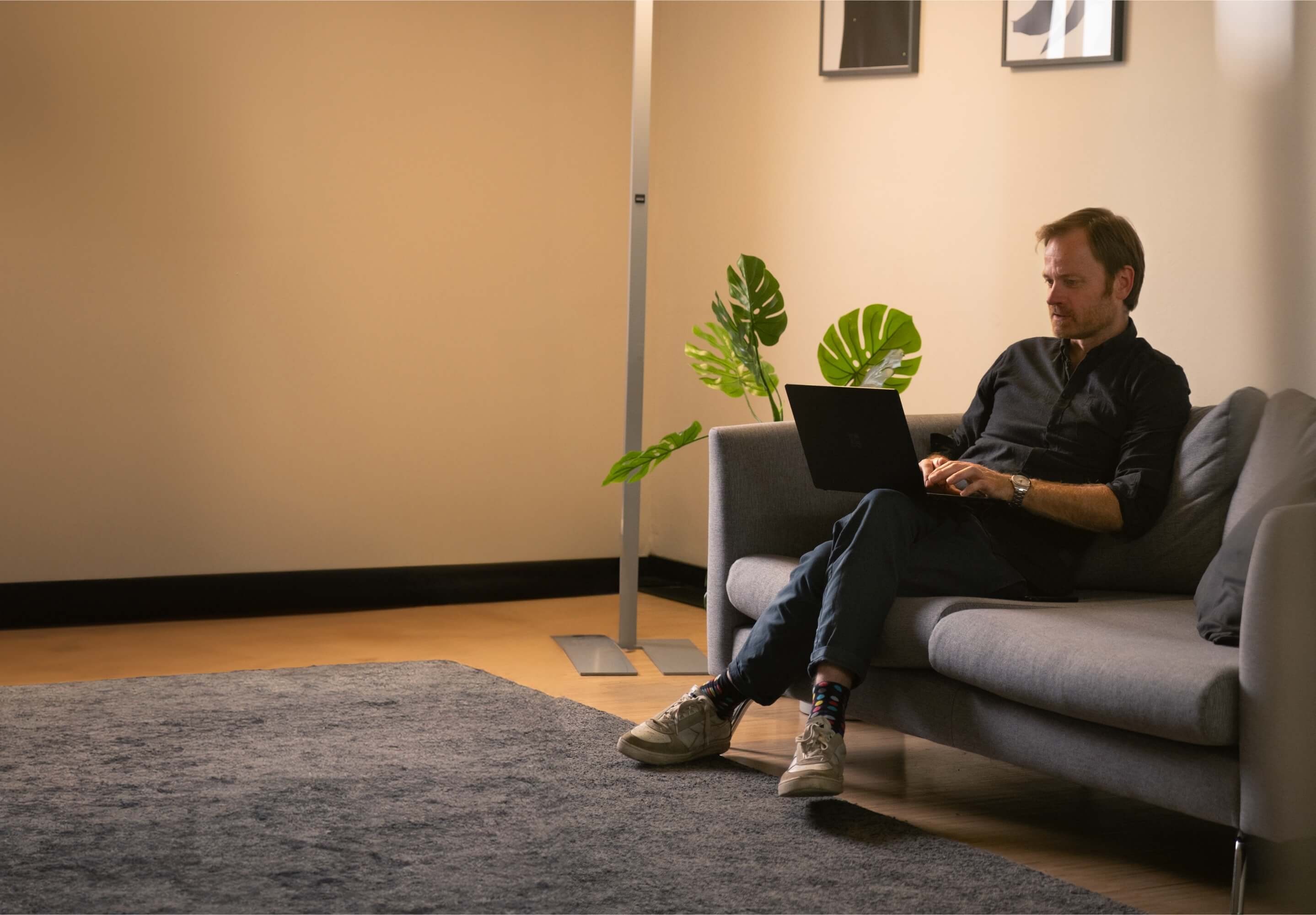 Kollege-arbeitet-am-Laptop