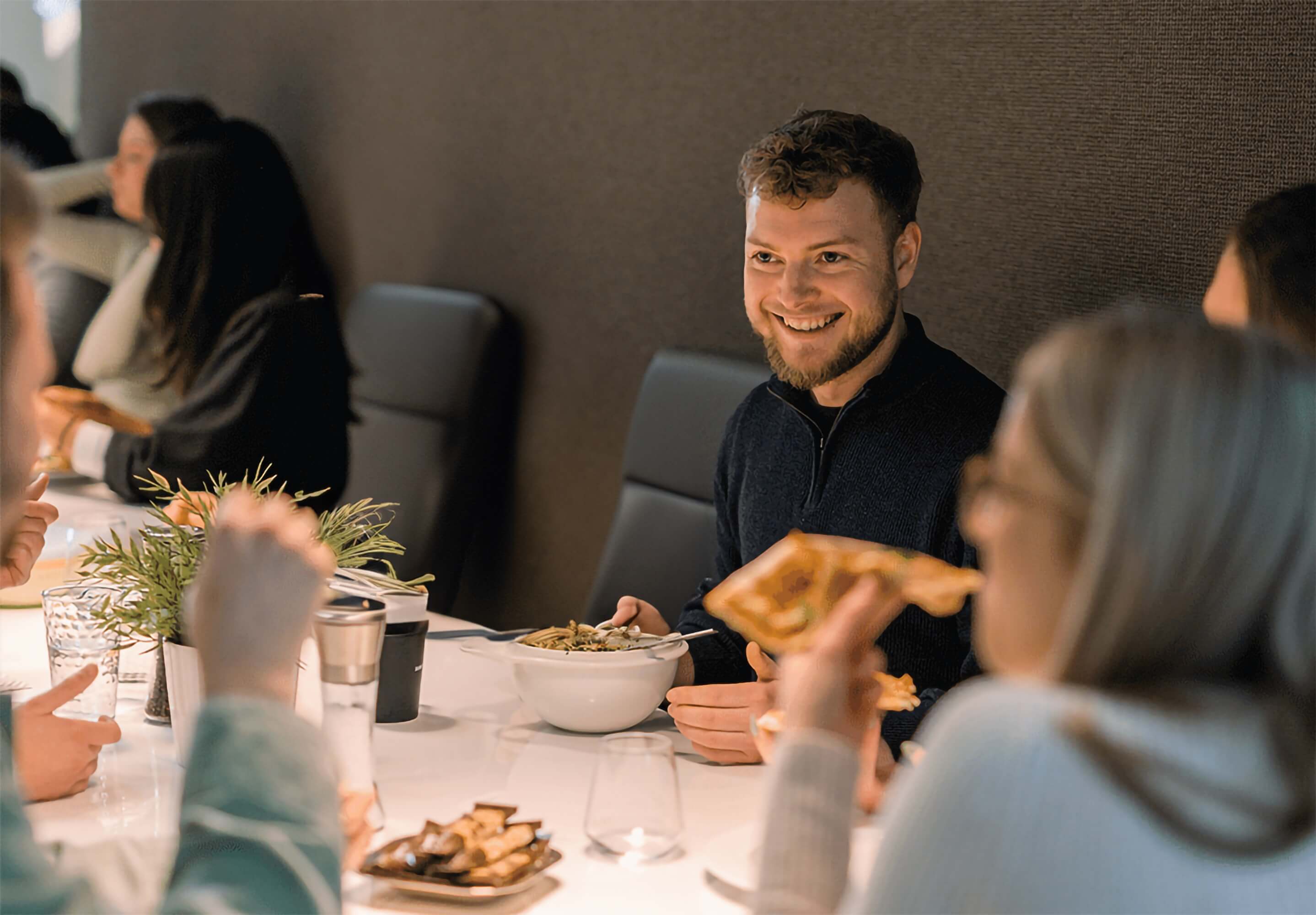 Kollegen-essen-gemeinsam