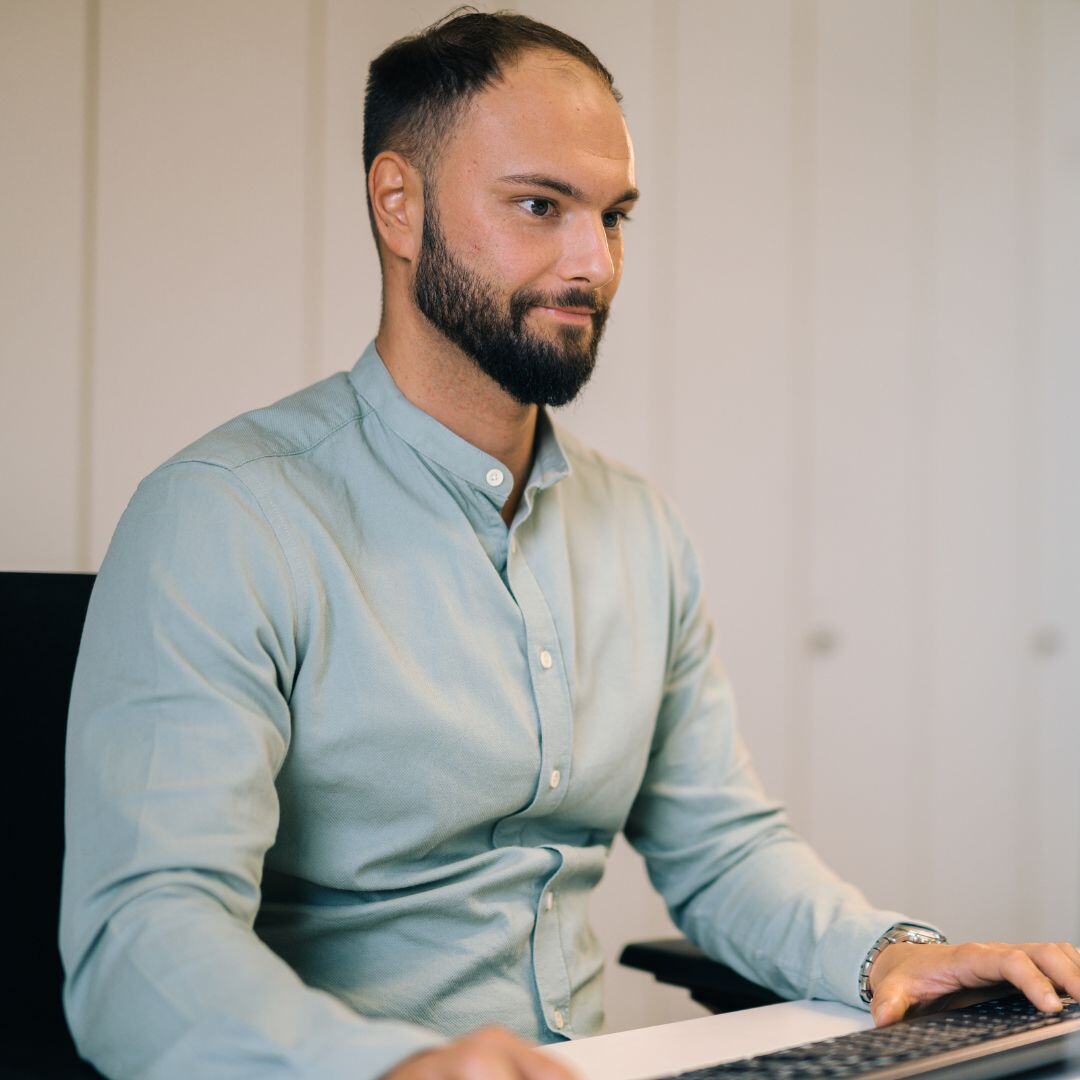 Mitarbeiter am Laptop - MACH Architecture - Digital Agency for Digital Transformation SUNZINET