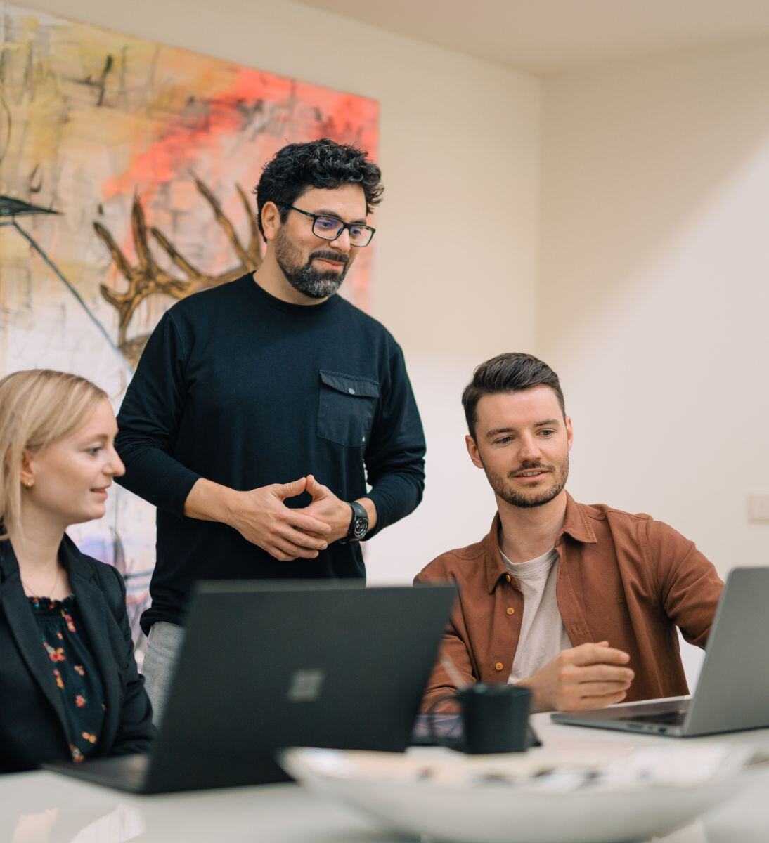 Drei Personen arbeiten gemeinsam an einem Projekt