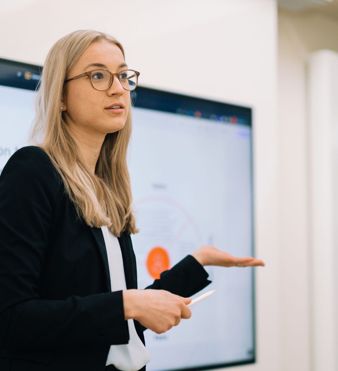 Woman giving a presentation – CRM implementation with SUNZINET