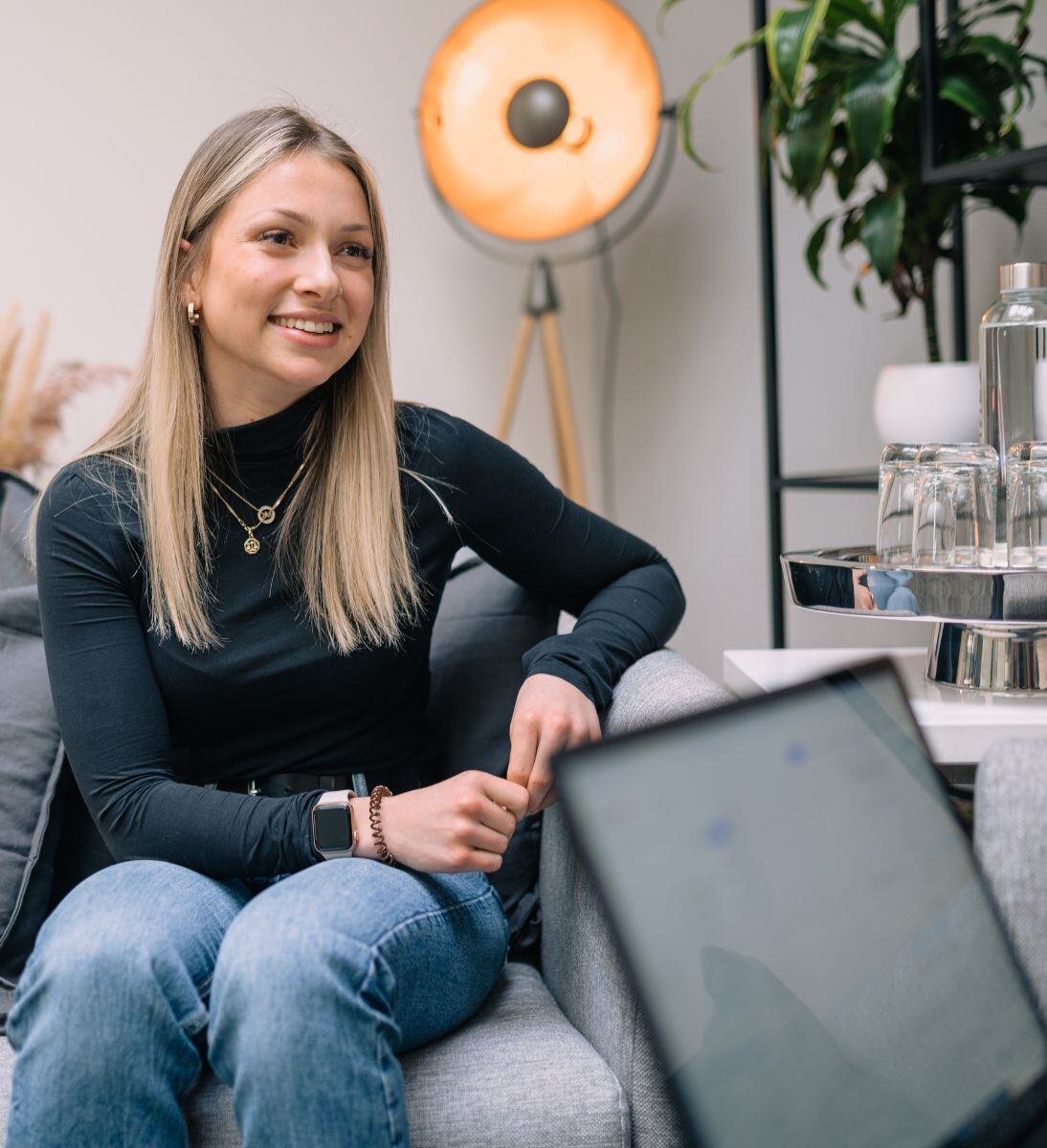 Frau ist im Gespräch und hört lächelnd zu - CRM-Implementierung mit SUNZINET