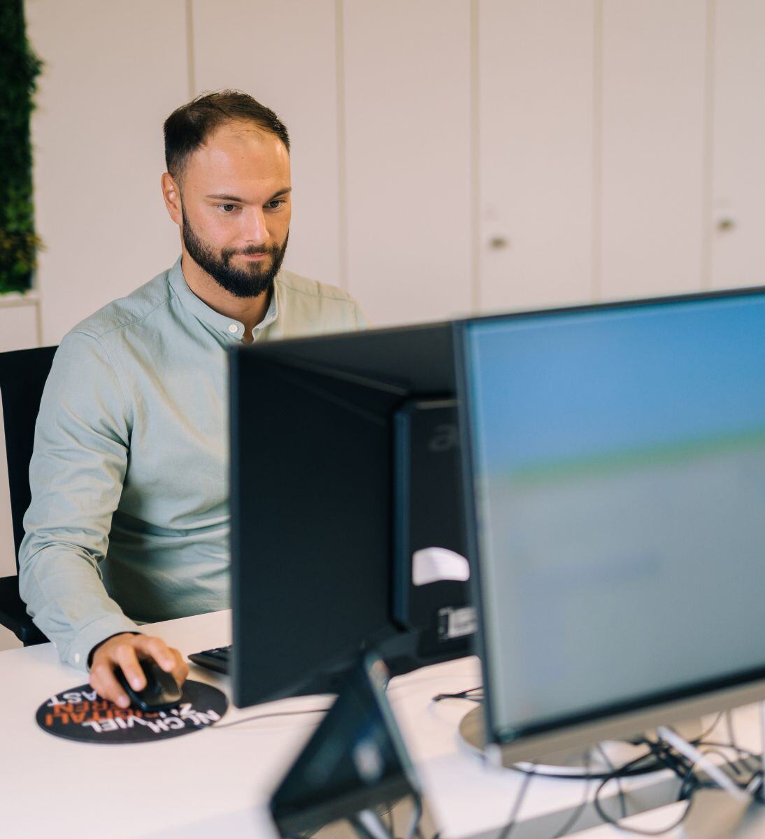 Mann arbeitet am Laptop