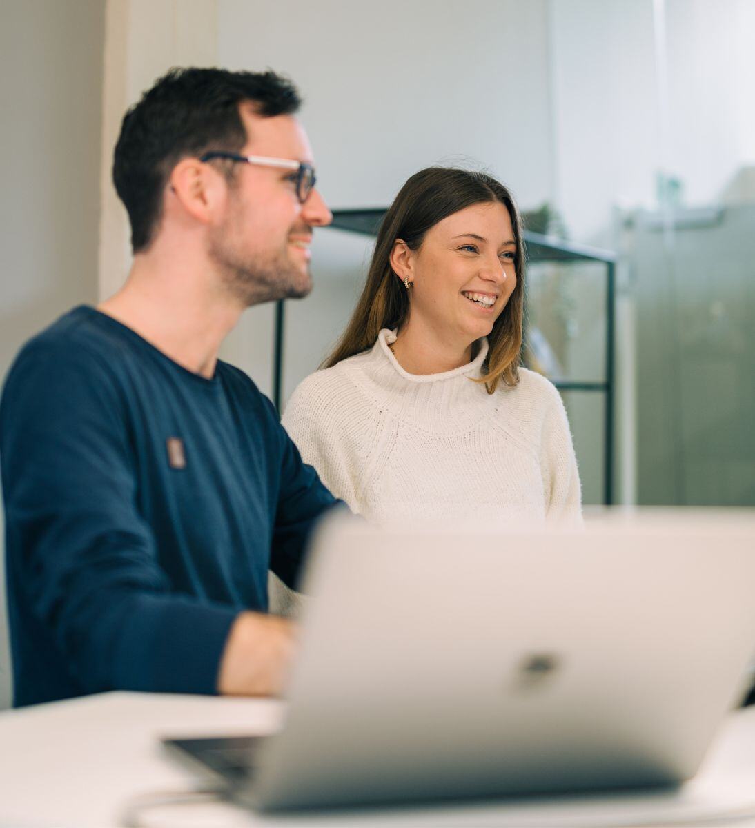 Zwei Personen haben Spaß bei der Arbeit | Loyalty Management mit SUNZINET