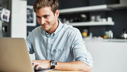 Ein Bild von einem Mann, der auf seinen Computer schaut: Kundenorientierte B2B E-Commerce Portal Entwicklungsagentur SUNZINET