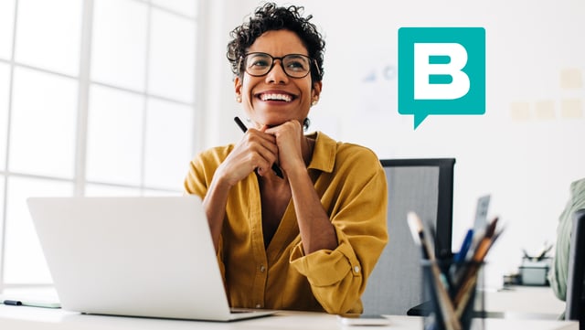 Frau lächelnd am Laptop, rechts das Storyblok-B | 5 Dinge, die wir am Headless CMS Storyblok lieben
