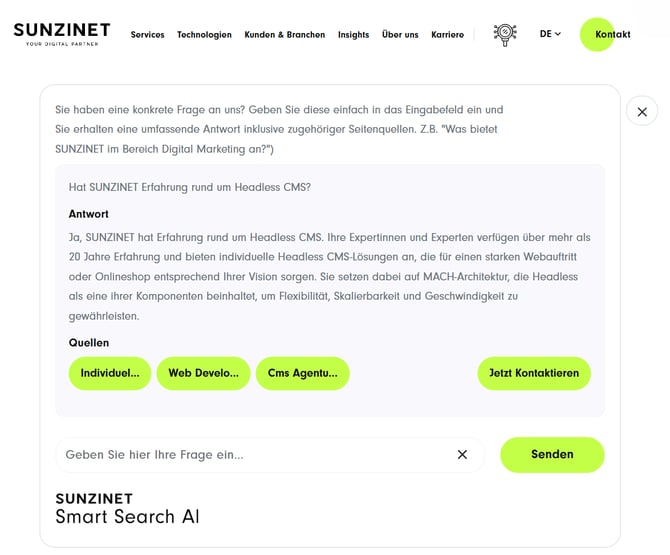Screenshot der KI Onsite-Suche auf der SUNZINET-Website. Eine Beispielsuche fragt: 'Hat SUNZINET Erfahrung rund um Headless CMS?'. Die Antwort bestätigt die Expertise von SUNZINET in diesem Bereich und hebt über 20 Jahre Erfahrung hervor. Zudem wird auf MACH-Architektur für Flexibilität, Skalierbarkeit und Geschwindigkeit verwiesen. Unter der Antwort befinden sich Quellen-Links sowie eine Schaltfläche 'Jetzt Kontaktieren'. Am unteren Rand ist ein Eingabefeld für Fragen mit dem Button 'Senden' zu sehen. Das Feature trägt den Namen 'SUNZINET Smart Search AI'.
