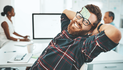 Mitarbeiter entspannt bei der Arbeit | Produkte einfach managen und perfekt präsentieren