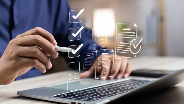 Eine Person, die mit einem Stylus auf einem Laptop interagiert, mit digital überlagerten Kontrollkästchen, Dokumenten und Häkchen | CRM Single Source of Truth SUNZINET