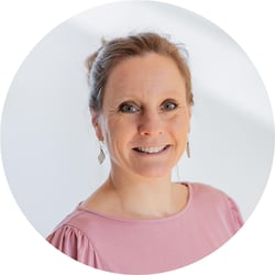 eine lächelnde Frau mit rosa Bluse | Interne Kommunikation SUNZINET
