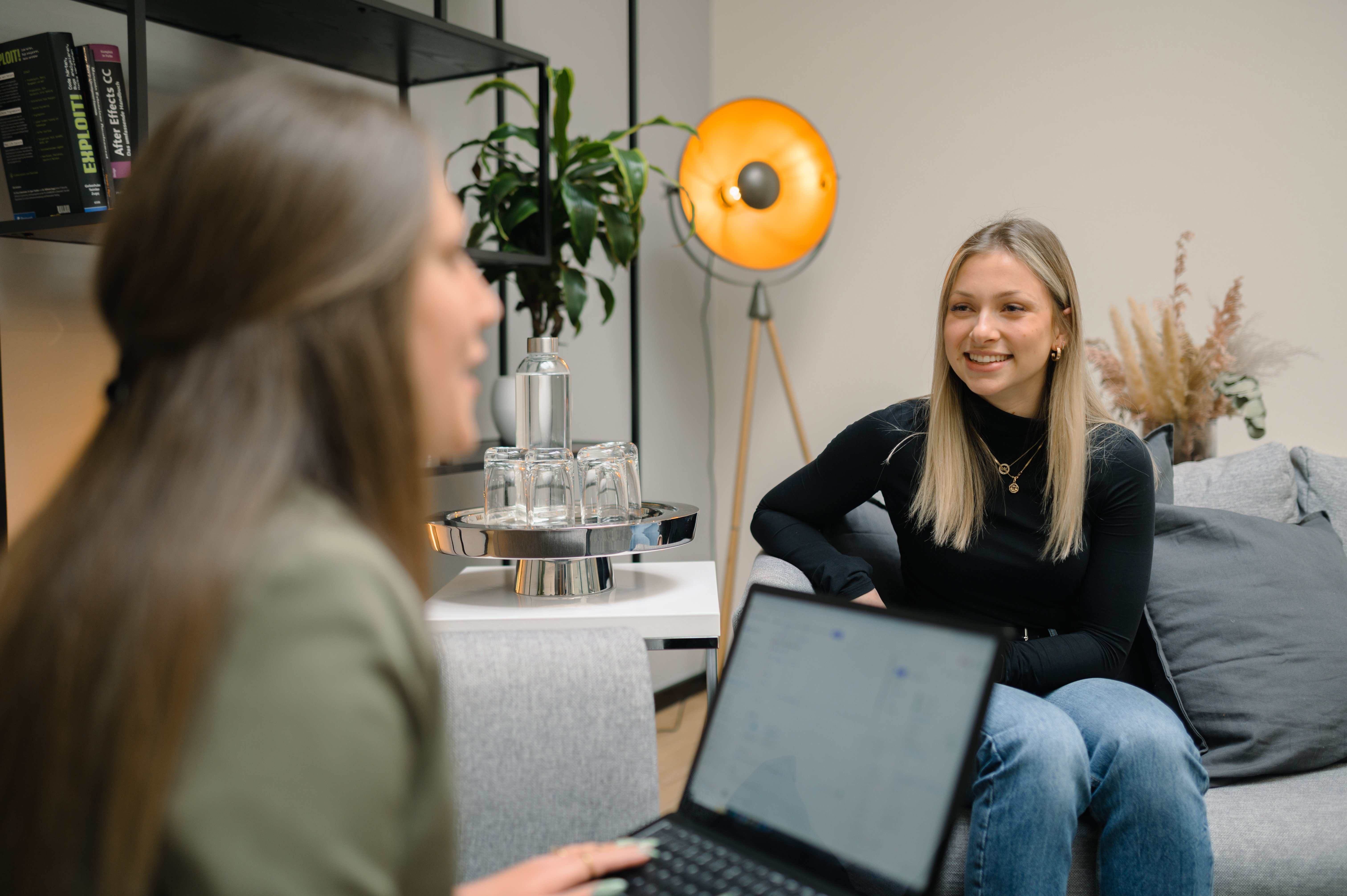 Mitarbeiter in einem Besprechungsraum der Digitalagentur SUNZINET