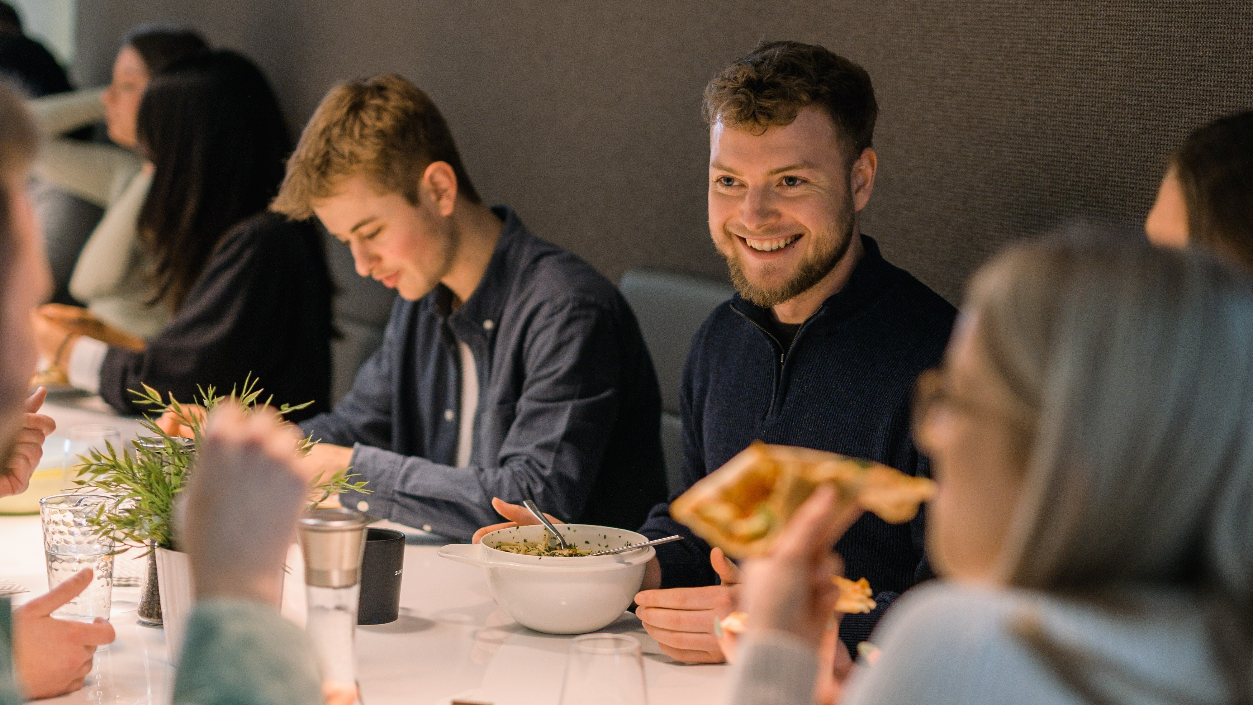 Ein paar Kolleginnen beim Essen 