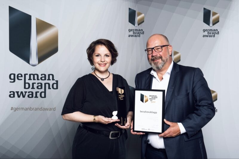 UX-Designerin & Creative Consultant Linnea Erlich nimmt German Brand Award Gold für die berufswahlapp entgegen und lächelt in die Kamera.