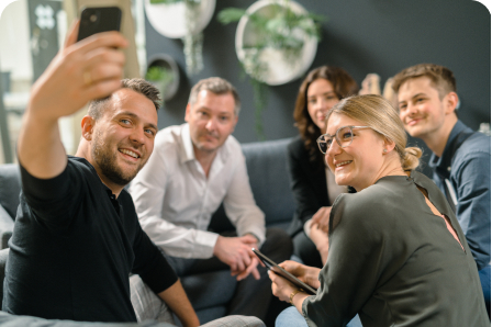 Digitalagentur und Internetagentur SUNZINET: 2 Frauen 3 Männer, die ein Selfie machen bei 