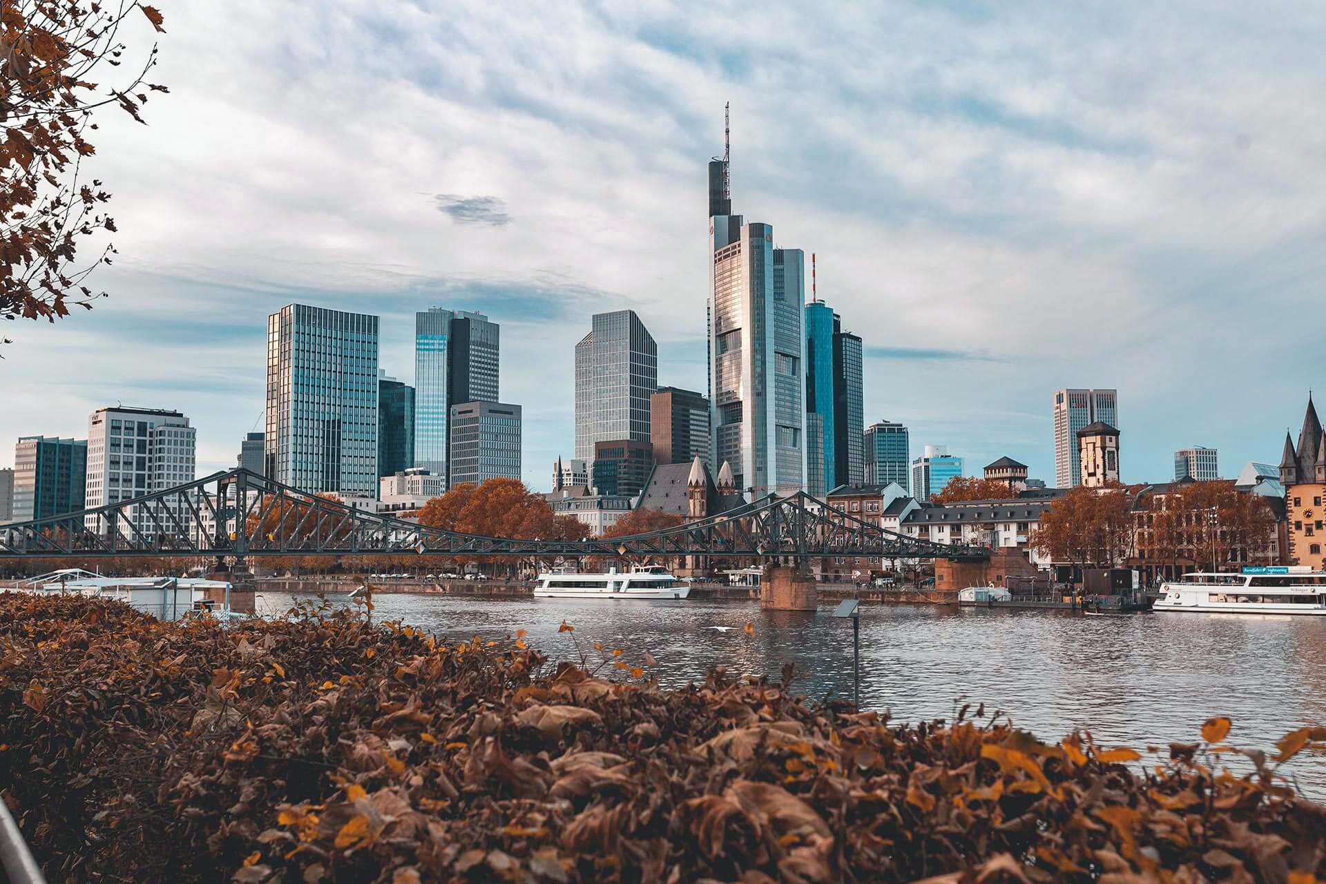 Frankfurt Skyline Mit Blick über den Rhein im Herbst