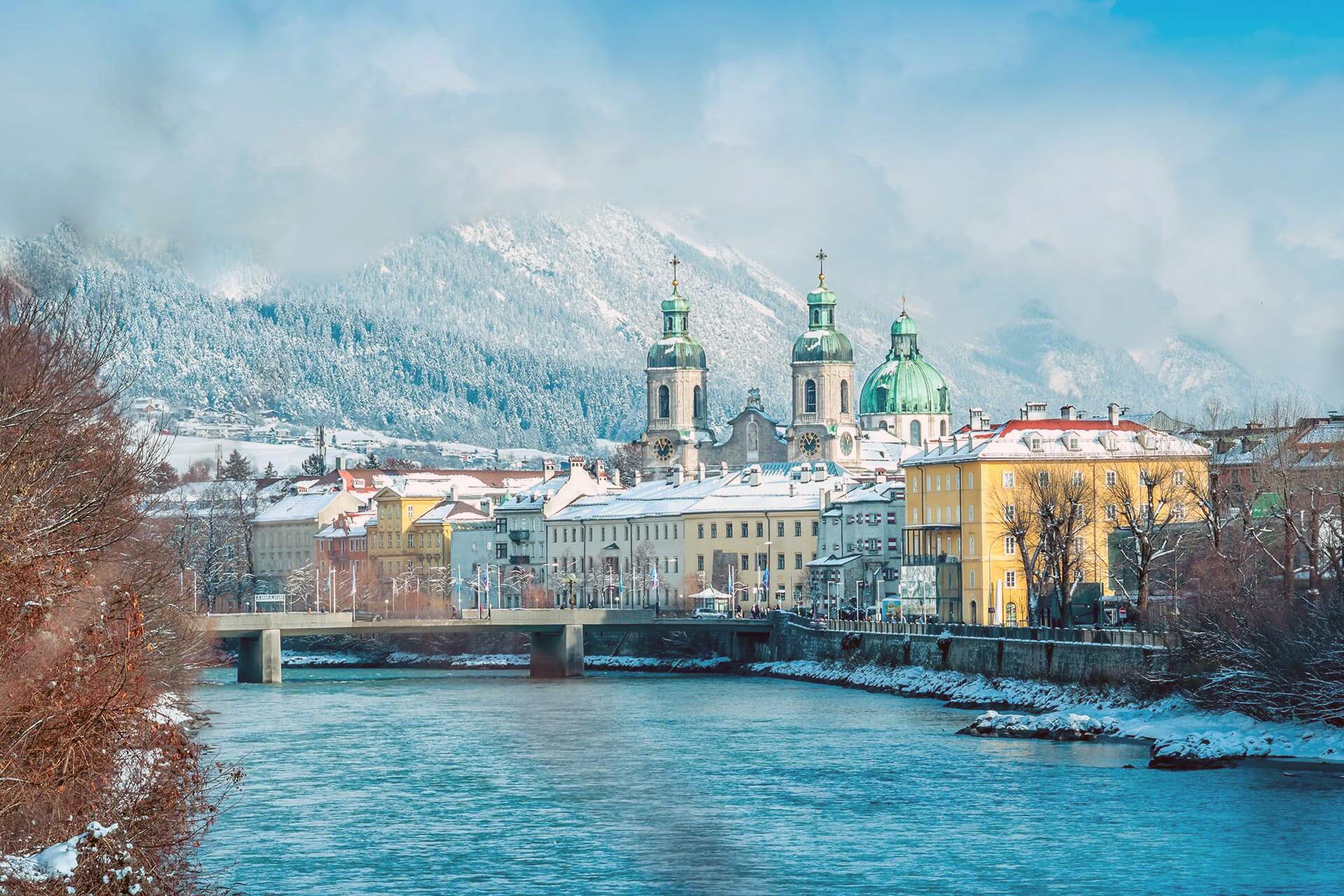 Verschneites Innsbruck mit Blick auf die Berge und den historischen Bauten der Altstadt